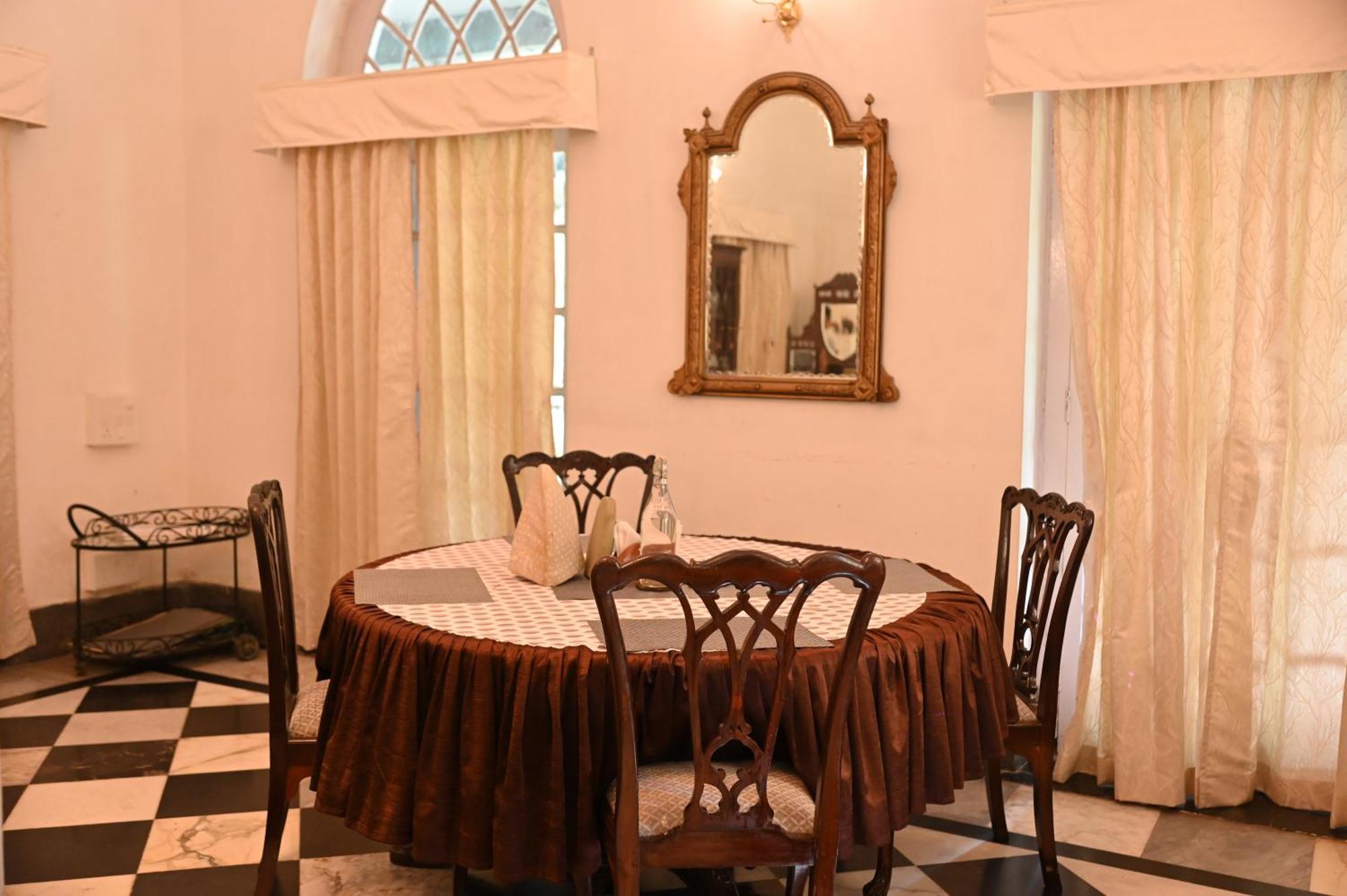 Thengal Manor Hotel Jorhat Luaran gambar